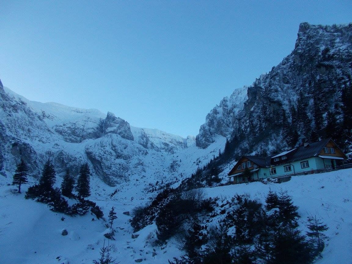 Cabana Mălăiești și valea glaciară acoperite de zăpadă